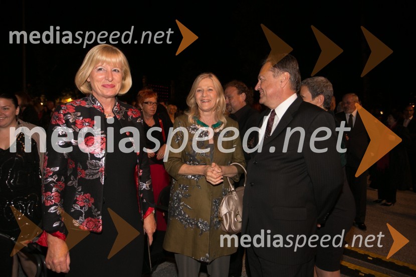  Jadranka  Dakić, predsednica Sveta Festival Ljubljana;  Mija Janković, soproga Zorana Jankovića;  Zoran Janković, župan MOL, predsednik PS62. Ljubljana Festival, otvoritev s Carmino Burano