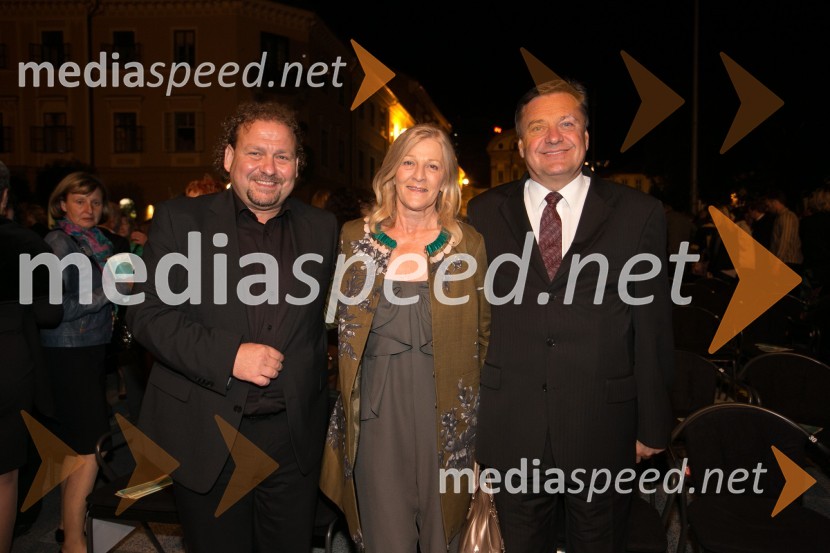  Darko  Brlek, direktor, Festival Ljubljana;  Mija Janković, soproga Zorana Jankovića;  Zoran Janković, župan MOL, predsednik PS62. Ljubljana Festival, otvoritev s Carmino Burano