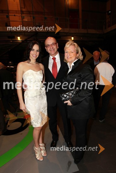 Lorella Flego, voditeljica;  Heinz  Slesak, generalni direktor Porsche Slovenija d.o.o.;  Sabrina Pečelin, vodja odnosov z javnostmi pri Porsche Slovenija d.o.o.40 let! Danes praznuje: Lorella Flego