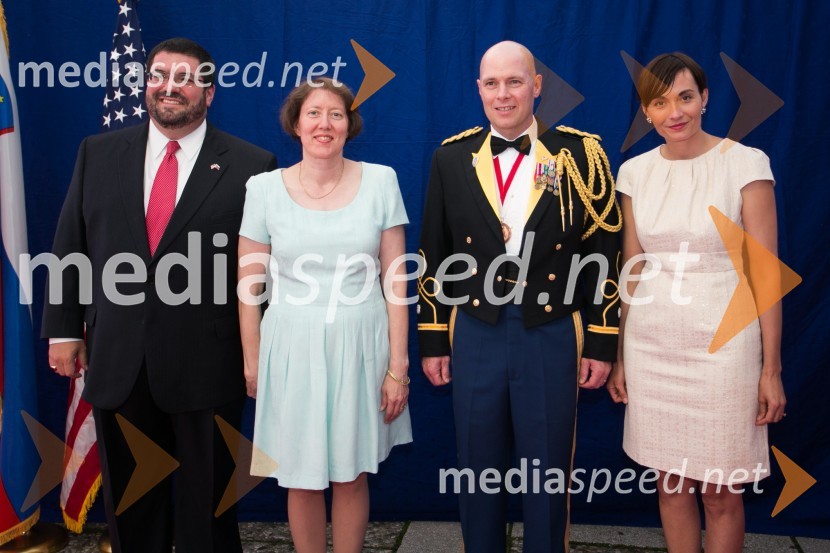  David Burger, namestnik veleposlanika ZDA;  Caramel Burger;  Todd A.  Scattini, vojaški ataše Ameriškega veleposlaništva;  Robin  ScattiniSprejem ob ameriškem dnevu neodvisnosti