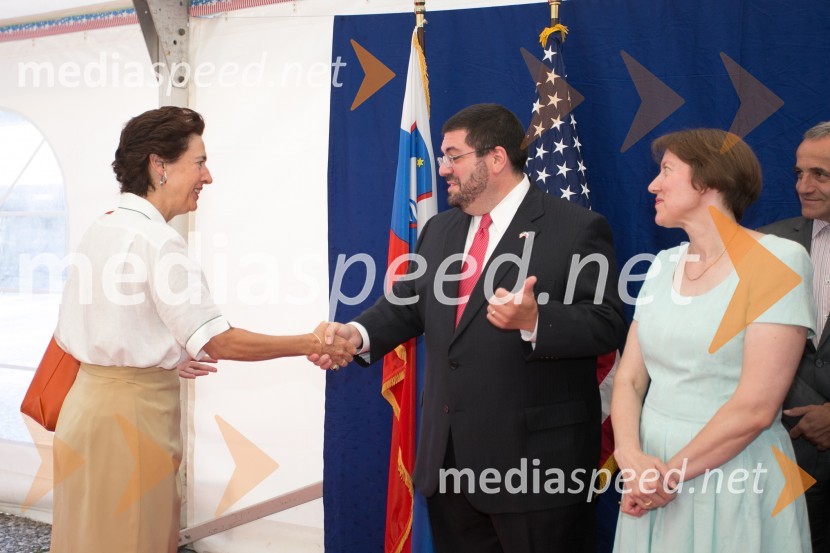  Anunciada Fernández de Córdova, veleposlanica Španije v Sloveniji;  David Burger, namestnik veleposlanika ZDA;  Caramel BurgerSprejem ob ameriškem dnevu neodvisnosti