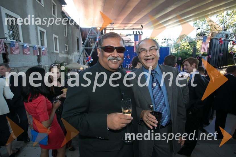  Sarvajit Chakravarti, veleposlanik Indije v Sloveniji;   Aswin Kumar Shrestha, častni generalni konzul NepalaSprejem ob ameriškem dnevu neodvisnosti