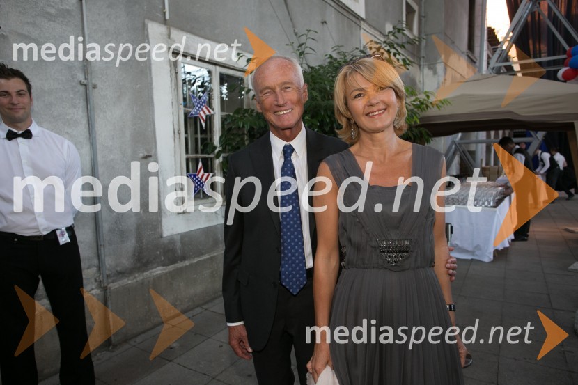  Janez  Pergar, prokurist NP Consulting;  Nevenka Črešnar Pergar, lastnica in direktorica podjetja NP ConsultingSprejem ob ameriškem dnevu neodvisnosti