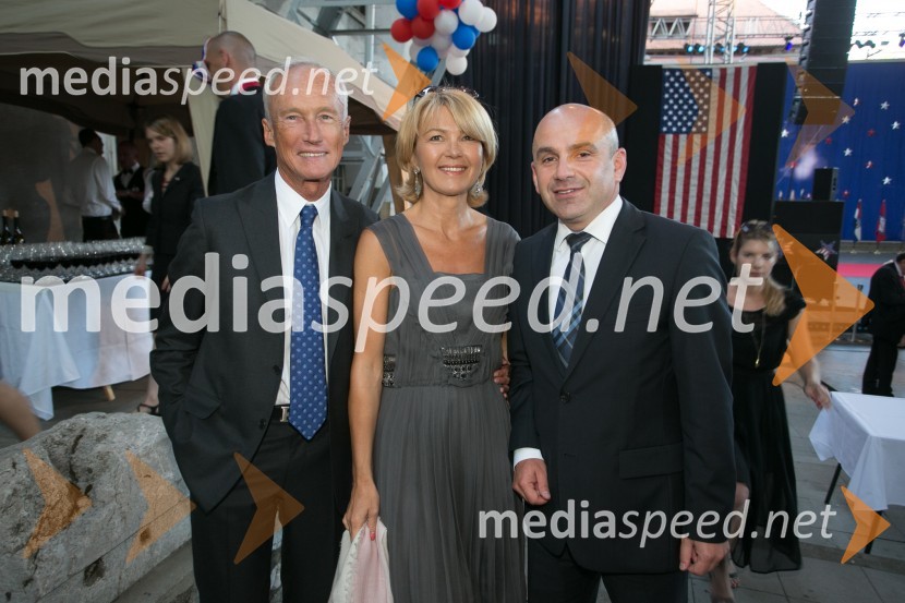  Janez  Pergar, prokurist NP Consulting;  Nevenka Črešnar Pergar, lastnica in direktorica podjetja NP Consulting;  Marjan Hribar, generalni direktor Direktorata za turizem na Ministrstvu za gospodarstvoSprejem ob ameriškem dnevu neodvisnosti
