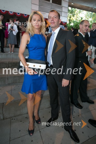  Laura Smrekar,  vodja marketinga in odnosov z javnostmi Competo d.o.o.;  Enzo Smrekar, višji izvršni direktor in član uprave Droga Kolinska d.d., predsednik Smučarske zveze SlovenijeSprejem ob ameriškem dnevu neodvisnosti