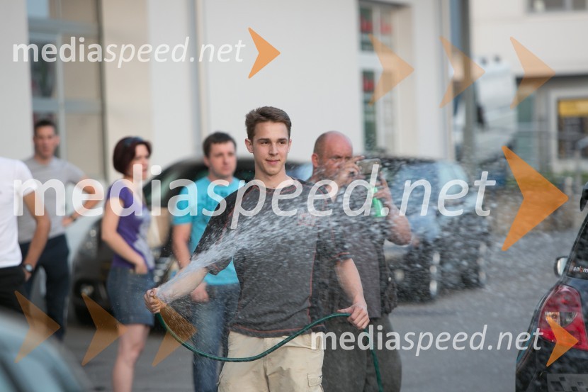  Klemen ŠkarjaBikini car wash