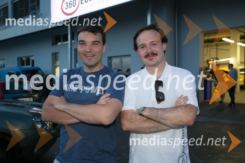  Klemen Putar, urednilk Avto foto market;  Tom Pleskovič, urednik Avto nasvetiBikini car wash