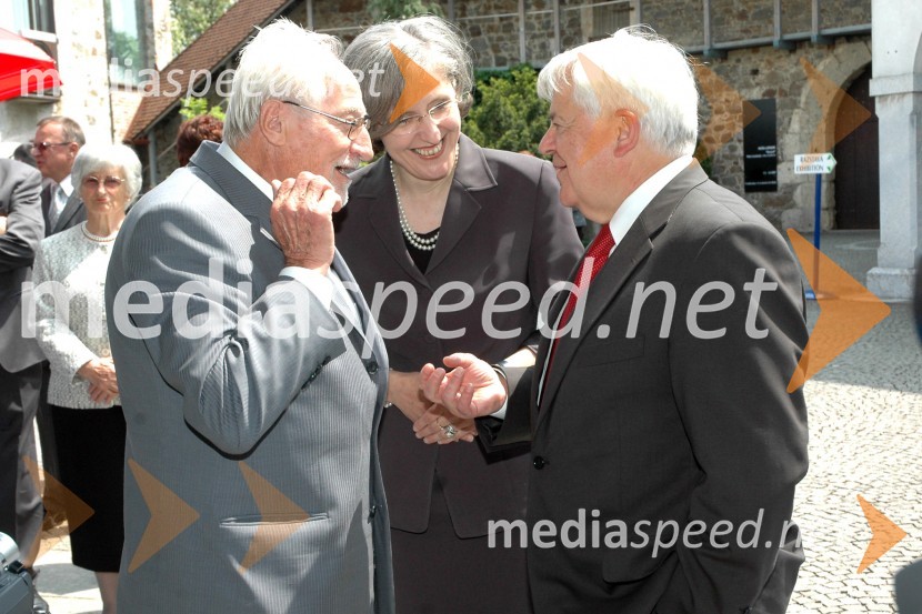 Tone Pavček, pesnik, Milena Mileva Blažič, mestna svetnica in Milan Kučan, nekdanji predsednik RSSvečana seja Mestne občine Ljubljana
