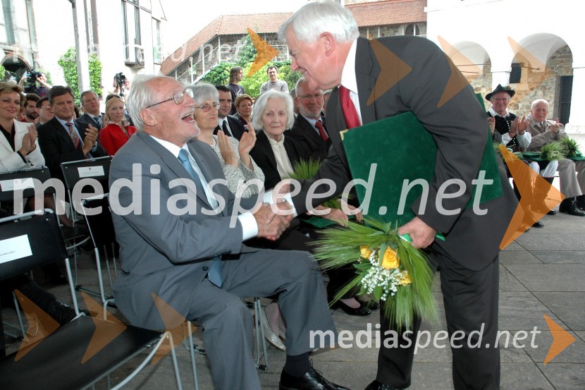 Tone Pavček, pesnik in Milan Kučan, nekdanji predsednik RSSvečana seja Mestne občine Ljubljana