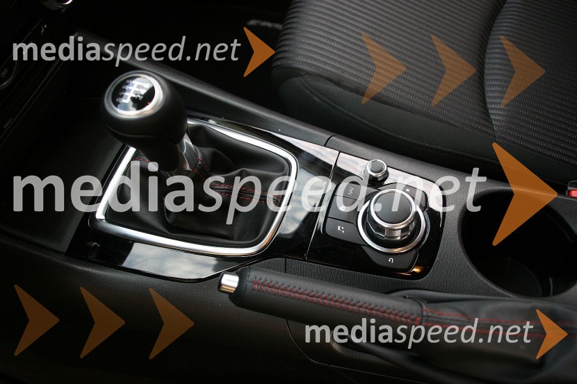 Mazda3 SP G100 Challenge, ob menjalniku je vrtljiv gumb za rokovanje z informacijskim sistemomMazda3 SP G100 Challenge, mediaspeed test