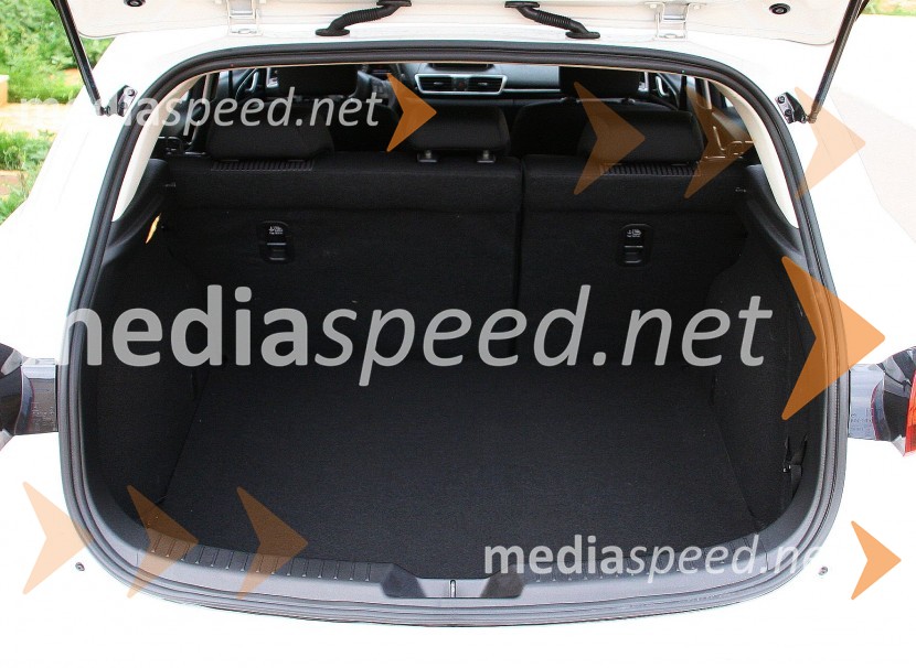 Mazda3 SP G100 Challenge, prtljažnik v osnovi meri 364 litrovMazda3 SP G100 Challenge, mediaspeed test