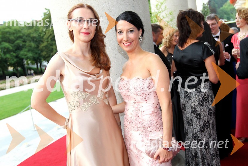 Mojca Celin, modna oblikovalka;  Petra Kancler, novinarkaAnin ples 2014