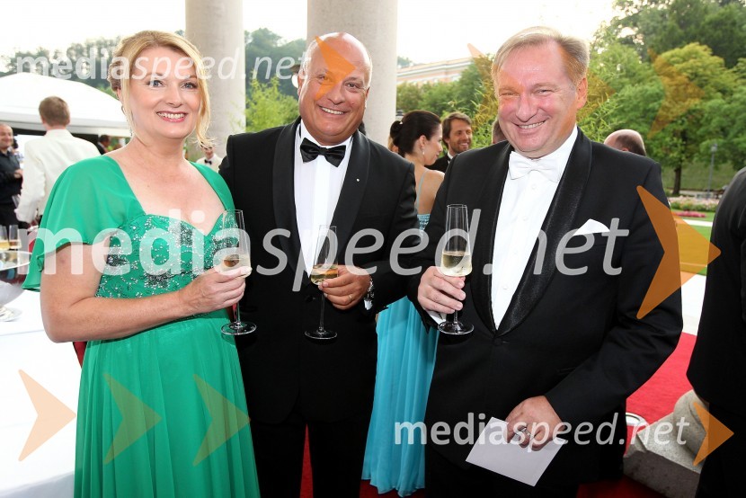  Sonja Cestnik;  Iztok Klančnik, direktor HP Slovenija; prof. dr. Bojan Cestnik, predsednik Rotary Cluba Ljubljana IlirijaAnin ples 2014