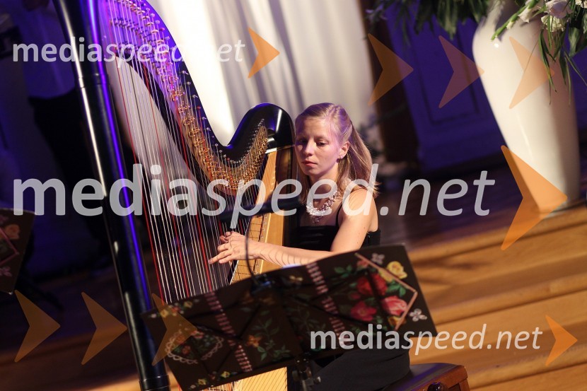  Urška Rihtarič, harfistkaAnin ples 2014