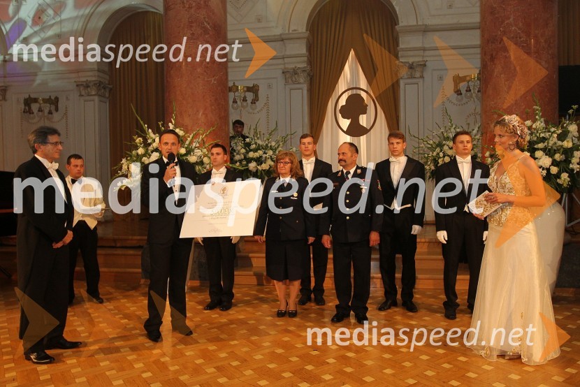 Franci Bolta ob predaji humanitarnega čekaAnin ples 2014
