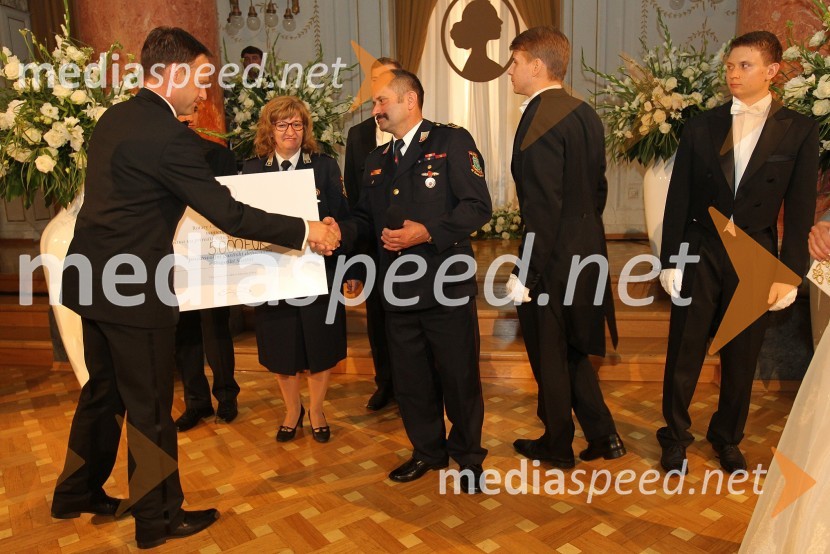 Franci Bolta ob predaji humanitarnega čekaAnin ples 2014