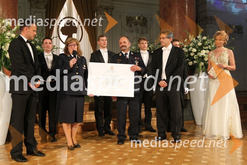 Predaja humanitarnega čekaAnin ples 2014