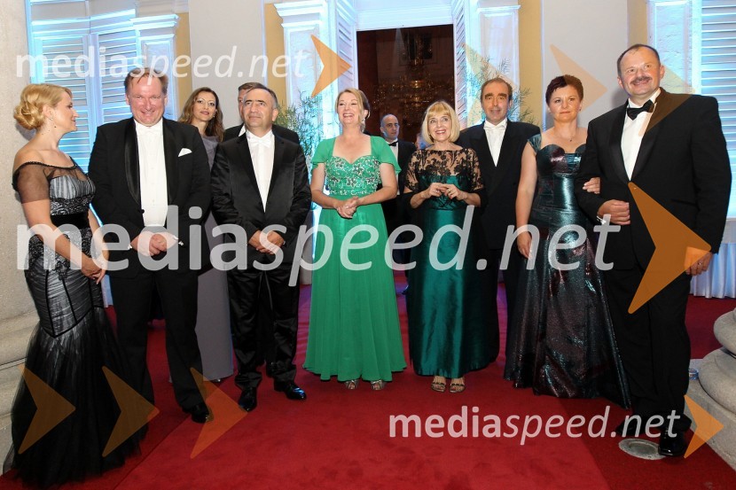  Nežika Cajzek, GIC gradnje; prof. dr. Bojan Cestnik, predsednik Rotary Cluba Ljubljana Ilirija;  Nika Žumer Kajzer;  Ivan Cajzek, direktor družbe GIC gradnje;  Sonja Molek Cestnik;  Janja Koršič; prof. dr. Marjan Koršič, nevrokirurg;  Bojana Gselman,  Gselman & Gselman, d.o.o. ;  Anton Gselman, lastnik in direktor, družba Gselman&GselmanAnin ples 2014