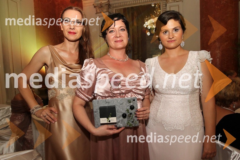  Mojca Celin, modna oblikovalka;  Ana Halas;  Maja Križan, vodja prireditve Anin plesAnin ples 2014