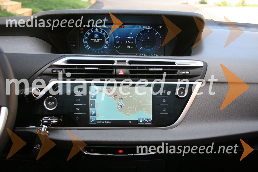 Citroën Grand C4 Picasso BlueHDi Exclusive, dva zaslona v sredini pred voznikomCitroën Grand C4 Picasso BlueHDi Exclusive, mediaspeed test