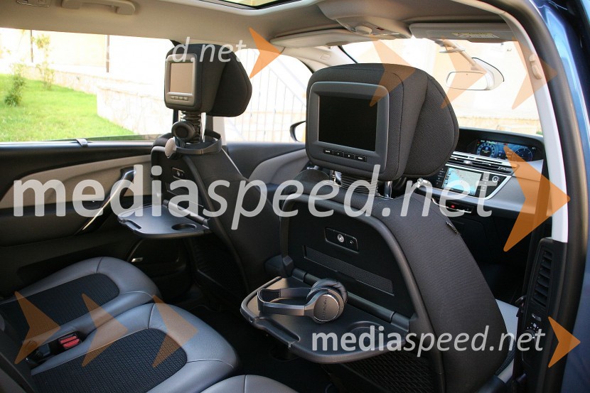 Citroën Grand C4 Picasso BlueHDi Exclusive, ekrana v vzglavnikih s bluetooth slušalkamaCitroën Grand C4 Picasso BlueHDi Exclusive, mediaspeed test