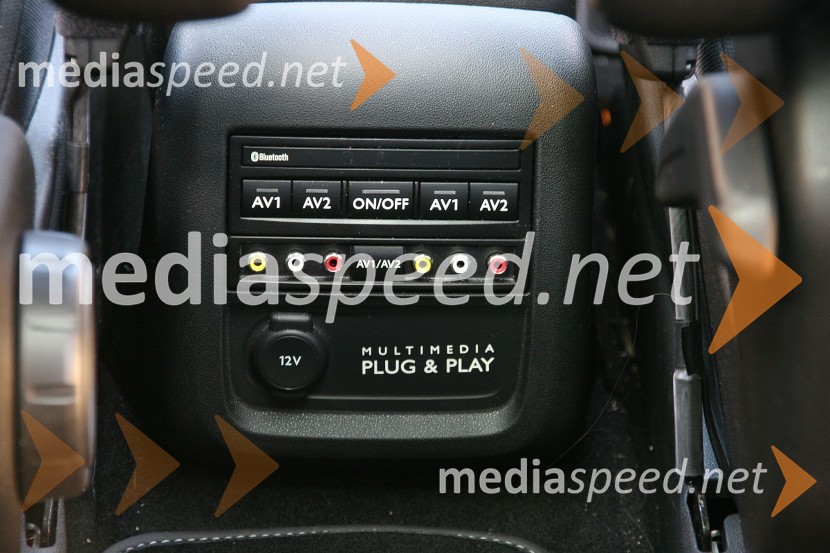 Citroën Grand C4 Picasso BlueHDi Exclusive, med sprednjima sedežema se priključi zunanja multimedijska enotaCitroën Grand C4 Picasso BlueHDi Exclusive, mediaspeed test
