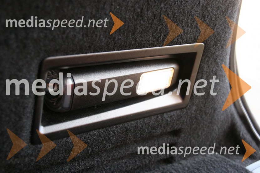 Citroën Grand C4 Picasso BlueHDi Exclusive, lučka v prtljažniku in hkrati snemljiva baterijska svetilkaCitroën Grand C4 Picasso BlueHDi Exclusive, mediaspeed test