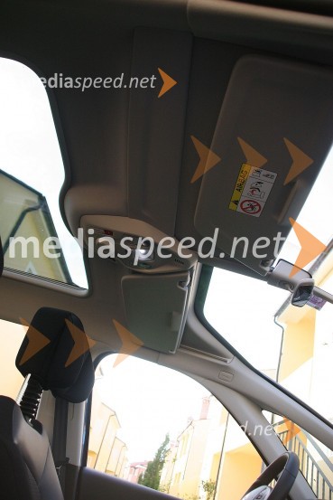 Citroën Grand C4 Picasso BlueHDi Exclusive, s pomikom senčnikov si povečamo vidno poljeCitroën Grand C4 Picasso BlueHDi Exclusive, mediaspeed test