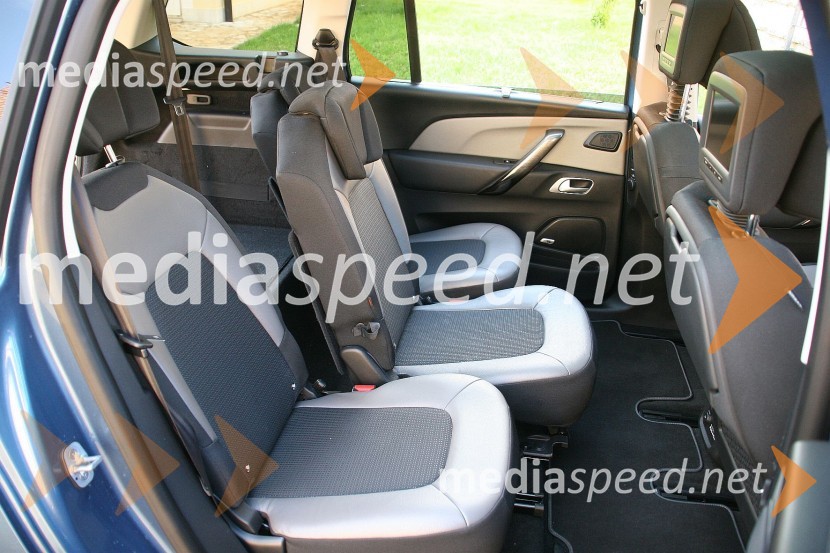 Citroën Grand C4 Picasso BlueHDi Exclusive, sedeži v drugi vrsti se posamično vzdolžno premikajoCitroën Grand C4 Picasso BlueHDi Exclusive, mediaspeed test