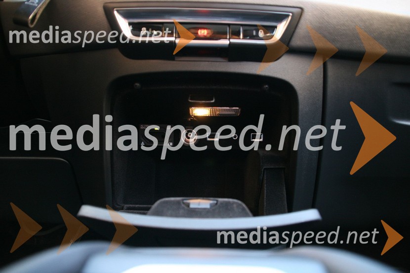 Citroën Grand C4 Picasso BlueHDi Exclusive, vtičnica za 230V, 2X USB in 12VCitroën Grand C4 Picasso BlueHDi Exclusive, mediaspeed test