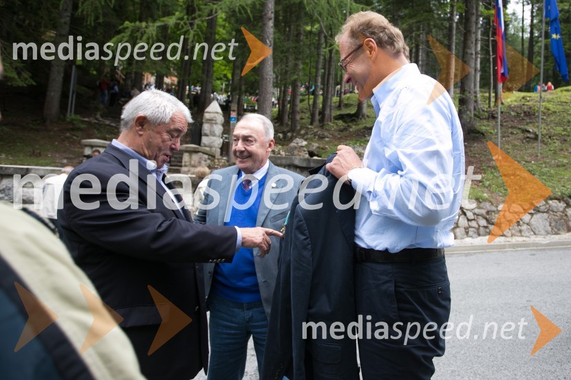  Saša Geržina, predsednik društva Rusija Slovenija;  Tigran Aleksandrovič Karahanov,  nekdanji veleposlanik Rusije v Sloveniji;  Janez  Škrabec, direktor Riko d.o.o.Spominska svečanost ob Ruski kapelici