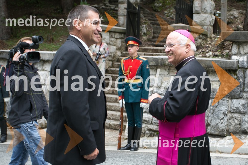  Jure Žerjav, župan občine Kranjska Gora;  Andrej  Glavan, škofSpominska svečanost ob Ruski kapelici
