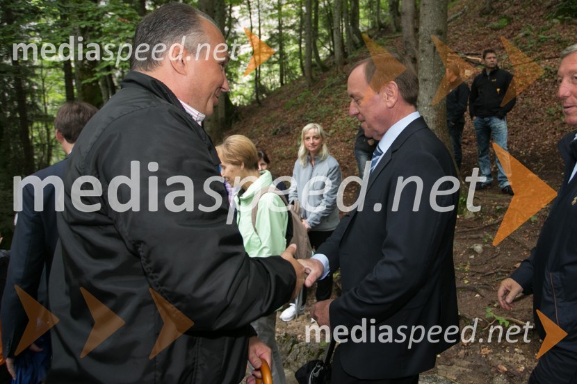 mag. Kristjan Verbič, predsednik Vseslovenskega združenja malih delničarjev;  Jože Colarič, predsednik uprave Krka d.d.Spominska svečanost ob Ruski kapelici