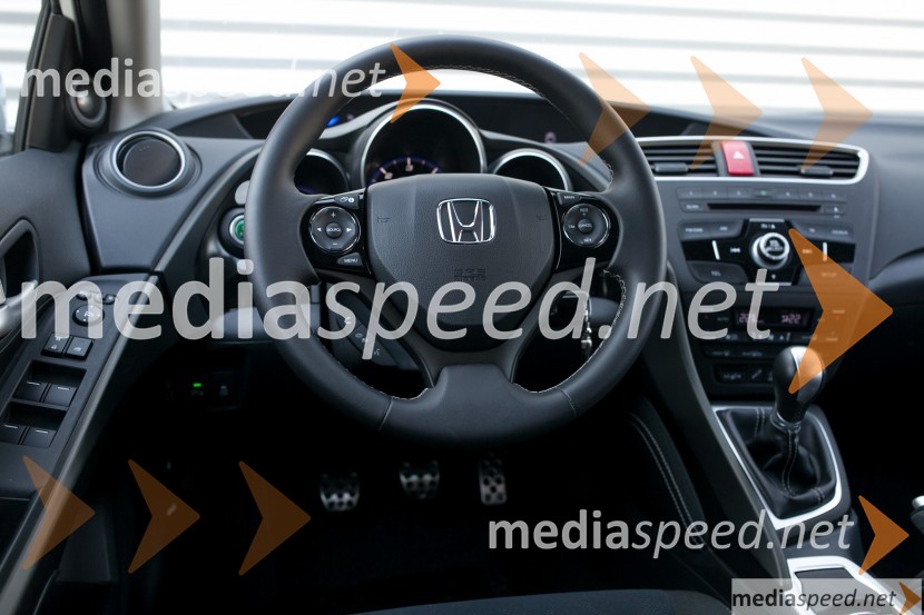 Honda Civic Tourer 1.6 i-DTEC Lifestyle, sodobno oblikovan kokpitHonda Civic Tourer 1.6 i-DTEC Lifestyle, mediaspeed test
