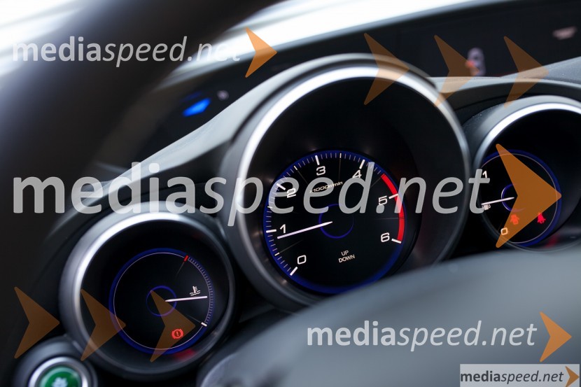 Honda Civic Tourer 1.6 i-DTEC Lifestyle, v osrednji postavitvi je merilnik vrtljajevHonda Civic Tourer 1.6 i-DTEC Lifestyle, mediaspeed test