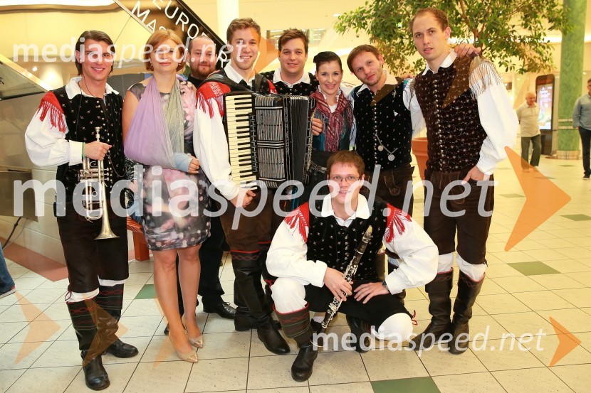  Jan Tamše, Ansambel Saša Avsenika;  Simona Mandl, center manager Europark;  ... ;  Sašo  Avsenik, glasbenik;  Aleš Jurman, Ansambel Saša Avsenika;  Maja Berce Podrekar, Ansambel Saša Avsenika;  Mitja Skočaj, Ansambel Slavka Avsenika;  Dejan Zupan, Ansambel Saša Avsenika;  Matic Plevel, Ansambel Saša AvsenikaEuropark praznuje 14. rojstni dan