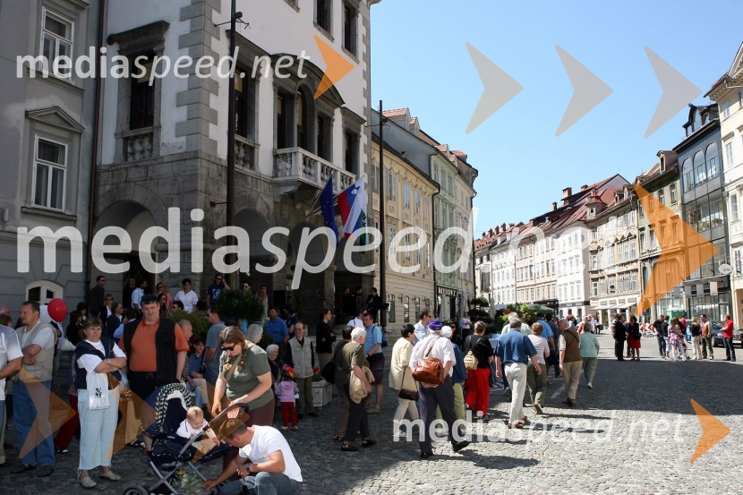 Prizorišče predaje štafetne palice pred Mestno hišo v LjubljaniFerrarijeva štafeta ob 60. obletnici avtomobila Ferrari