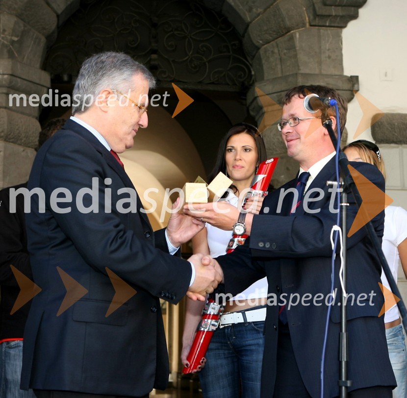 Daniele Verga, italijanski veleposlanik in Damijan Vuk, direktor podjetja Avto Triglav d.o.o.Ferrarijeva štafeta ob 60. obletnici avtomobila Ferrari