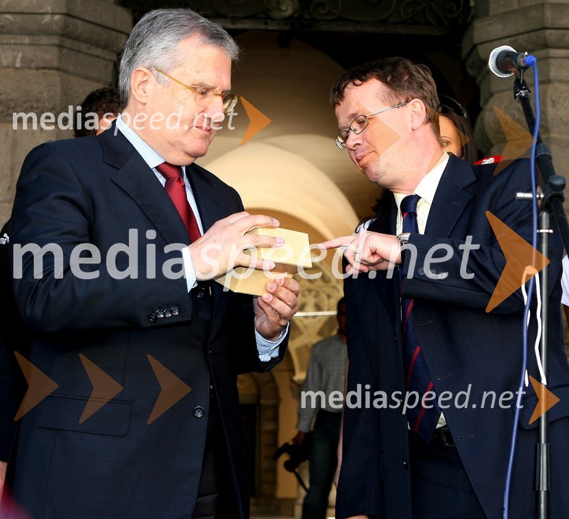 Daniele Verga, italijanski veleposlanik in Damijan Vuk, direktor podjetja Avto Triglav d.o.o.Ferrarijeva štafeta ob 60. obletnici avtomobila Ferrari