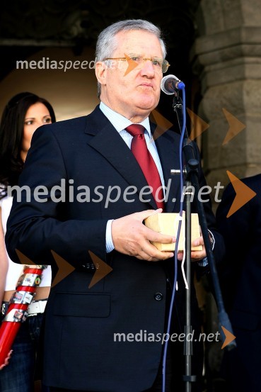 Daniele Verga, italijanski veleposlanikFerrarijeva štafeta ob 60. obletnici avtomobila Ferrari