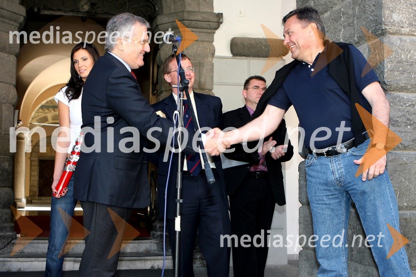 Daniele Verga, italijanski veleposlanik in Zoran Jankovič, župan LjubljaneFerrarijeva štafeta ob 60. obletnici avtomobila Ferrari