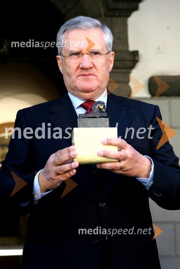 Daniele Verga, italijanski veleposlanikFerrarijeva štafeta ob 60. obletnici avtomobila Ferrari