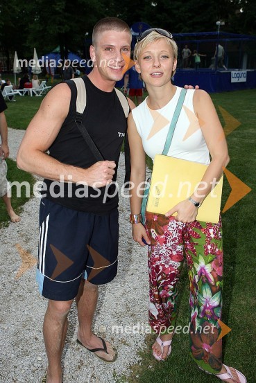 Erik Ferfolja, pevec in Jasna Bombač, TNT Events, organizatorkaOtvoritev mestne plaže Laguna