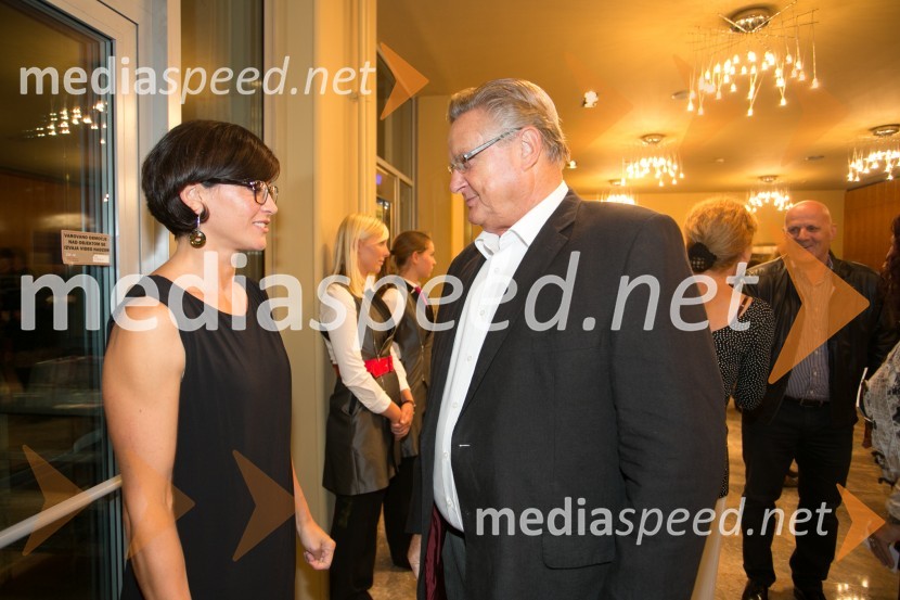  Simona  Belle, služba za stike z javnostmi MGL;  Dušan Mlakar, režiserZlata čeveljčka, premiera predstave