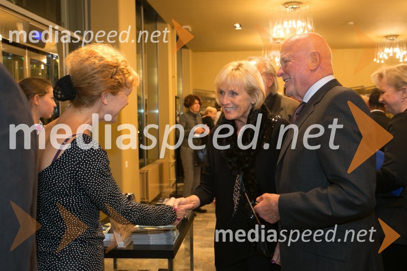  Barbara Hieng Samobor, direktorica MGL;  Ana  Žnidaršič;  Joco Žnidaršič, fotografZlata čeveljčka, premiera predstave