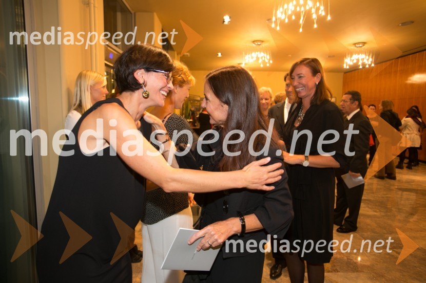  Simona  Belle, služba za stike z javnostmi MGL;  Darja Hlavka Godina, glasbena oblikovalkaZlata čeveljčka, premiera predstave