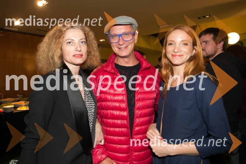  Hermina Kovačič, svetovalka za odnose z javnostmi, Festival Ljubljana;  Uroš Smolej, igralec;  Mojca Mavec, voditeljicaZlata čeveljčka, premiera predstave