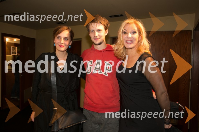  Anja Suša, režiserka;  Jernej Gašperin, igralec MGL;  Karin Komljanec, igralkaZlata čeveljčka, premiera predstave