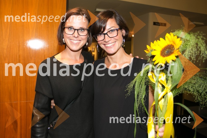  Petra Hrastar, MGL;  Simona  Belle, služba za stike z javnostmi MGLZlata čeveljčka, premiera predstave