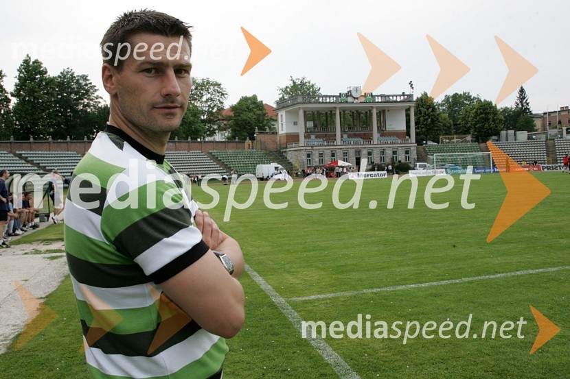 Ermin Šiljak, nogometaš in vodja ekipe avtomobilističnih novinarjevDobrodelna nogometna tekma med avtomobilističnimi novinarji in zastopniki avtomobilskih znamk